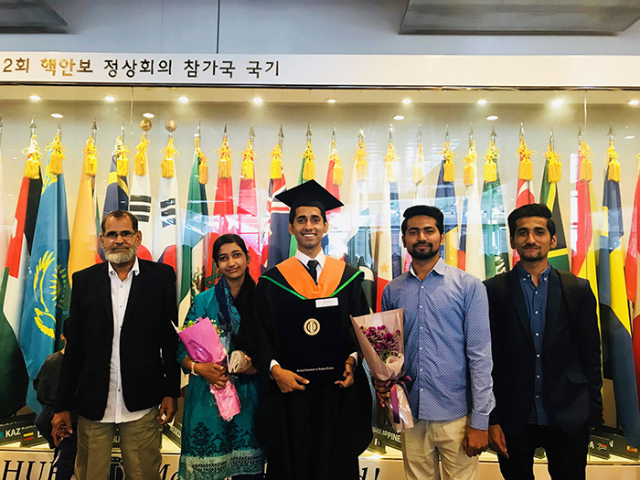  



Korea.net Honorary Reporter Majid Mushtaq (center) and his family pose for a photo at his graduation ceremony at Hankuk University of Foreign Studies in Yongin. (Majid Mushtaq) 



